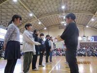 卒業生へメッセージカードの贈呈