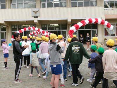 花道を6年生とともに歩く1年生